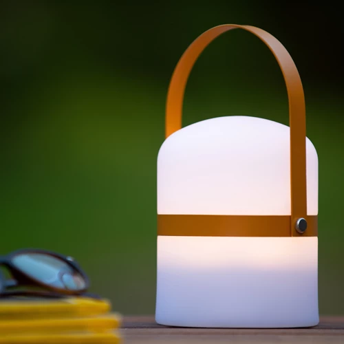 Lucide LITTLE JOE - Oplaadbare Tafellamp Binnen/Buiten - Accu/Batterij - Ø 10 cm - LED Dimb. - 1x0,3W 3000K - IP44 - Bruin - sfeer 1